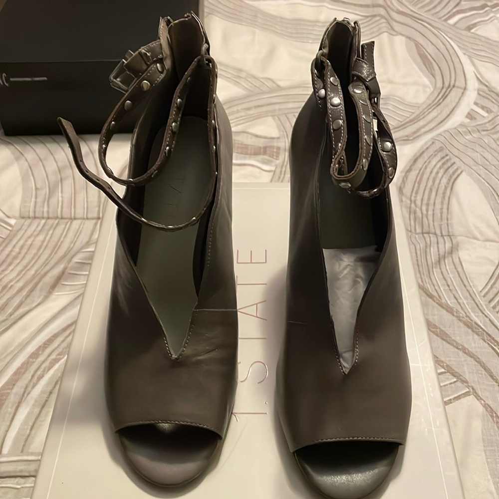 This shoe 9 1/2. Been worn only once. The color is material(gray).
